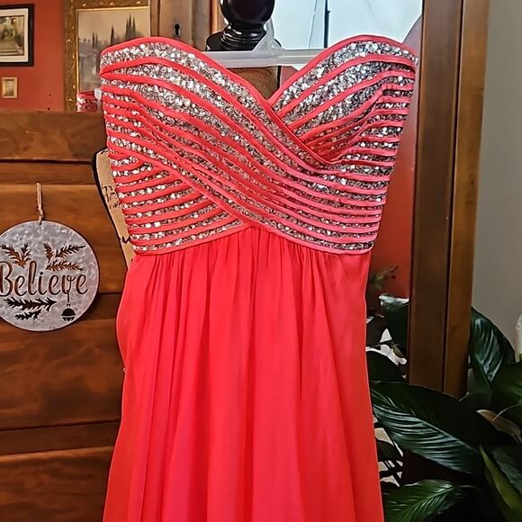 NWT La Femme Coral & Silver sequined chiffon gown size 4 (with flaw) - Picture 4 of 16
